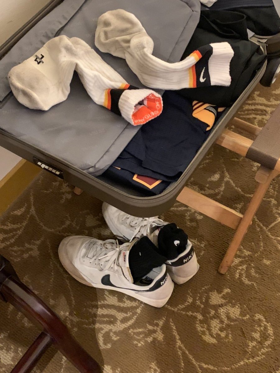 TLE3501's tweet photo. 朋友行李箱打開長這樣。

拿來套打好嗎？ https://t.co/XCl3y2skFv