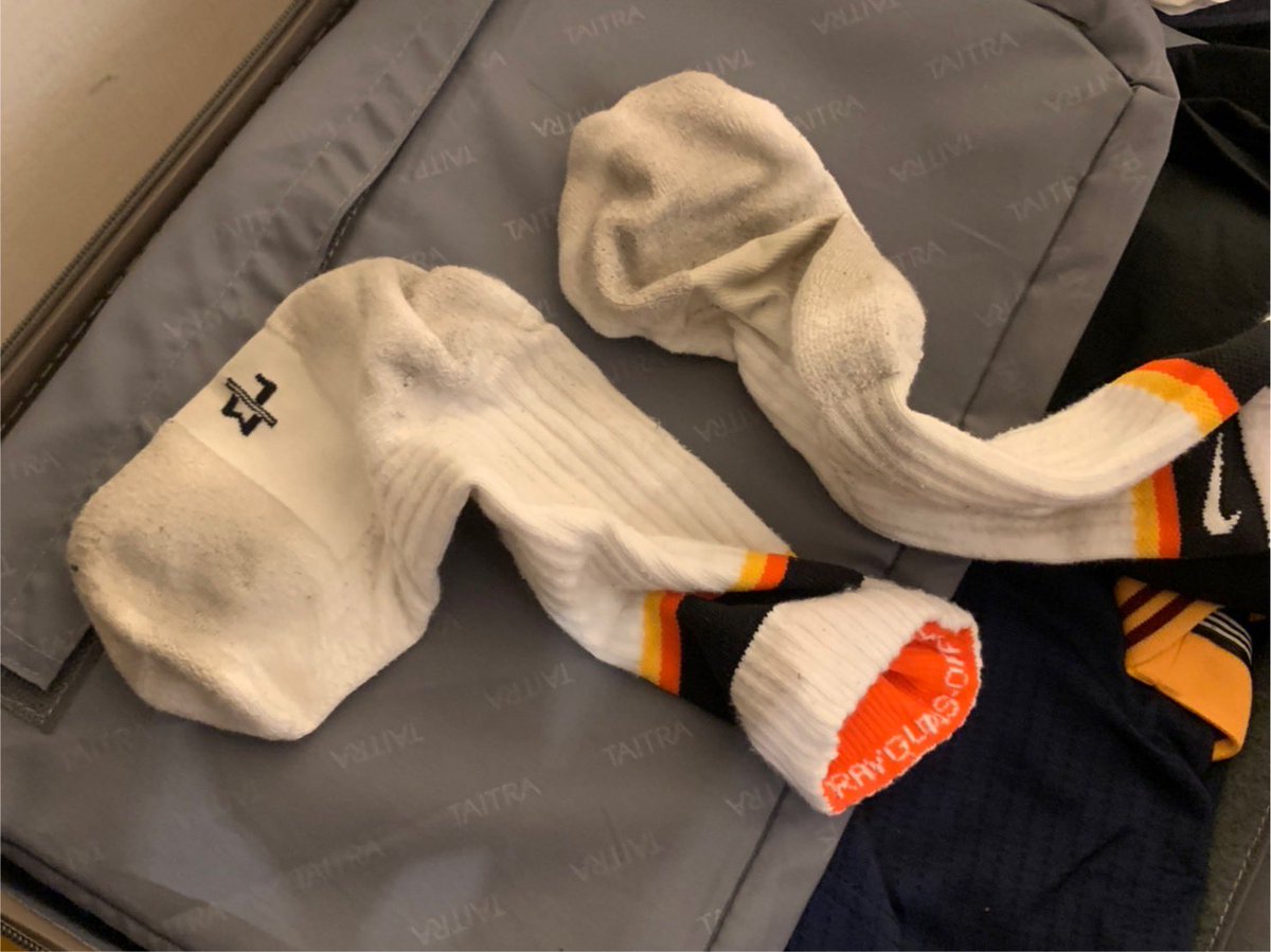 TLE3501's tweet photo. 朋友行李箱打開長這樣。

拿來套打好嗎？ https://t.co/XCl3y2skFv