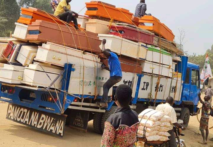 StanysBujakera's tweet photo. #RDC: La RDC a enterré ce jour, plus de 50 personnes tuées mardi soir par des miliciens CODECO sur un site de déplacés dans le territoire de Djugu, en Ituri. "Aucun ministre du gouvernement central présent, aucun représentant du Chef de l'État", déplore la société civile https://t.co/xyoGUifzPZ