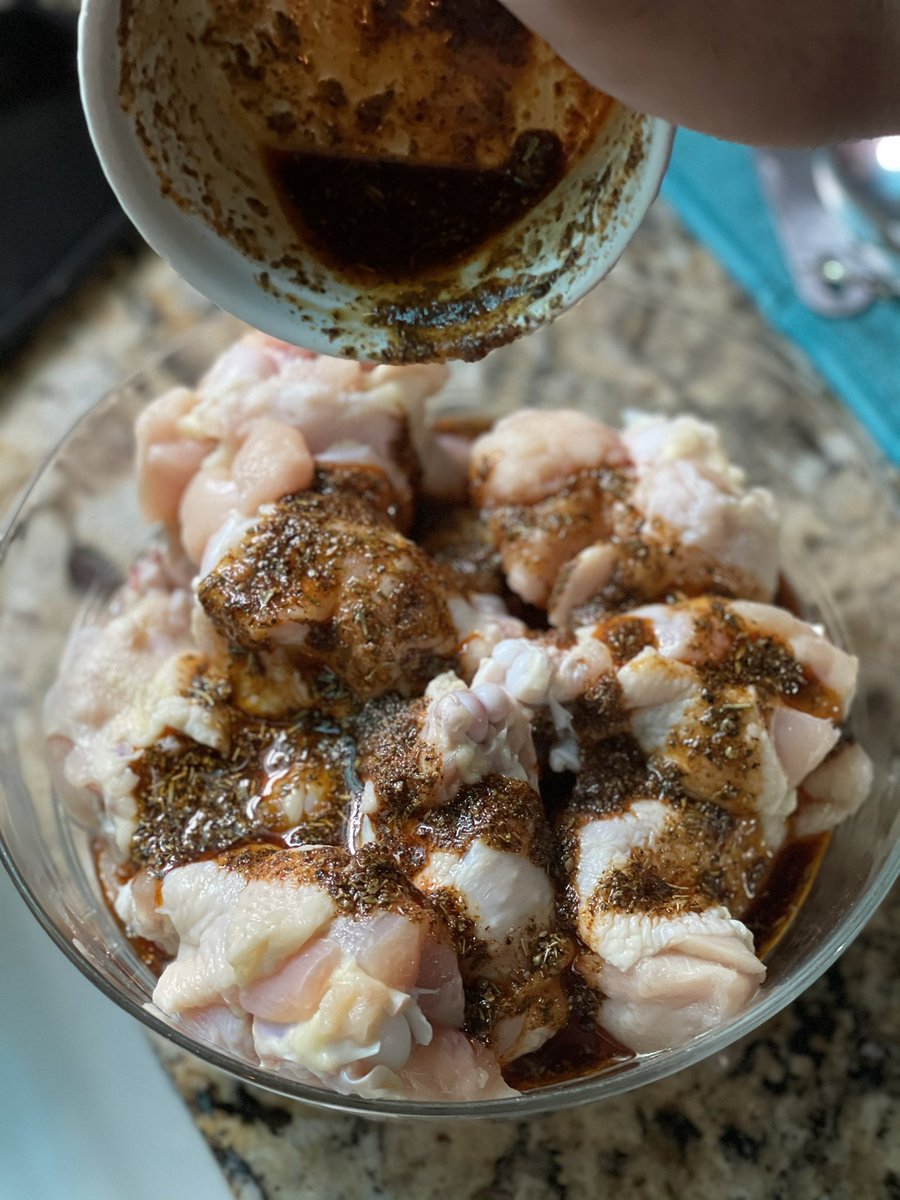 SirSays_'s tweet photo. I’ve been wanting wings all weak 🥺
#yvonneskitchen
#SirKitchen
#Wings https://t.co/aOLHnbAJTY