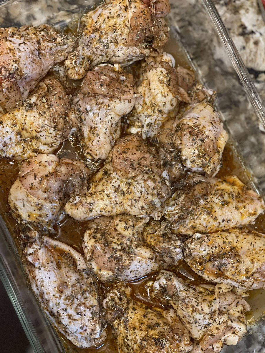 SirSays_'s tweet photo. I’ve been wanting wings all weak 🥺
#yvonneskitchen
#SirKitchen
#Wings https://t.co/aOLHnbAJTY