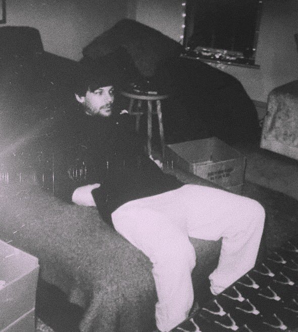 PICSLWT91's tweet photo. Louis Tomlinson please https://t.co/FtZz9qxbMt