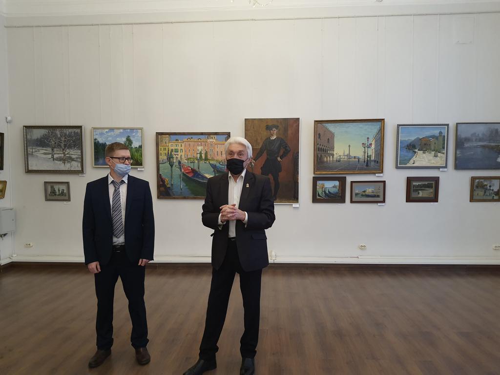 В дружеской обстановке открыли первую у нас персональную выставку работ Ильдара Акжигитова. 78 полотен ярко и  подробно раскрывают творчество этого замечатьного мастера.Вместе с коллегой, директором художественного училища Ириной Тюкаловой поздравили Ильдара, и пожелали успехов!