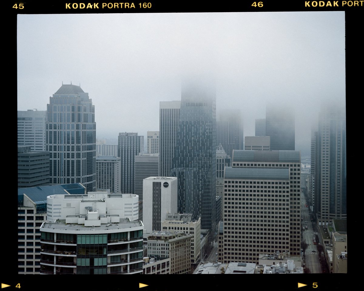_dipsauce's tweet image. gm y'all. A few medium format frames from a roof I shot during Seattle's brief stint of fog. This was my first time shooting a roll of portra 160. I think I like it.