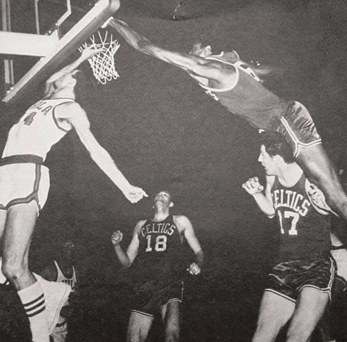 NBAMemes's tweet photo. Bill Russell really jumped over his teammate to block his opponent. This is insane 😭 https://t.co/hIs8u00ZtP