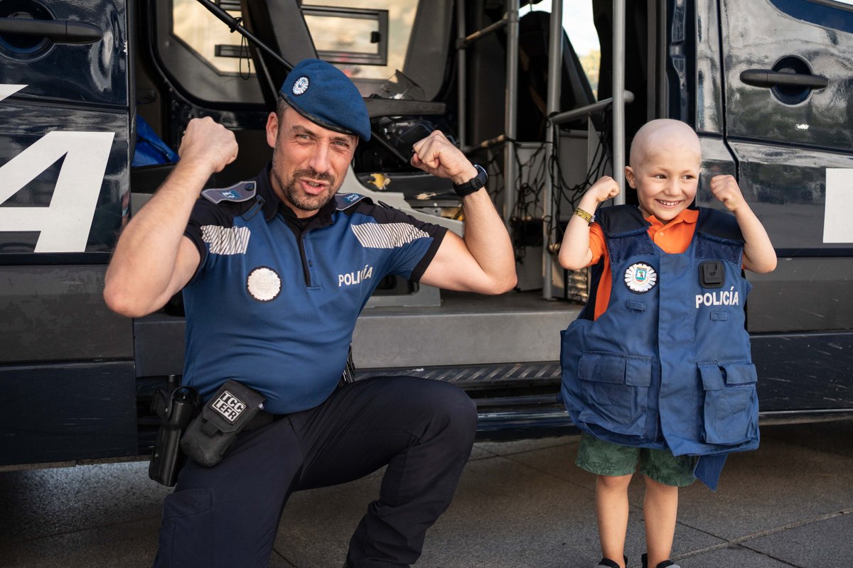 policiademadrid's tweet photo. Hoy es el #DíaMundialContraelCáncer #WorldCancerDay2022. Enviamos todo nuestro apoyo y cariño a los que están luchando para ganar esta particular batalla, que la vida les ha puesto en su camino.

#PoliciaMunicipalMadrid 
#LaPolicíaDeMadrid https://t.co/WRuDzoxqnB