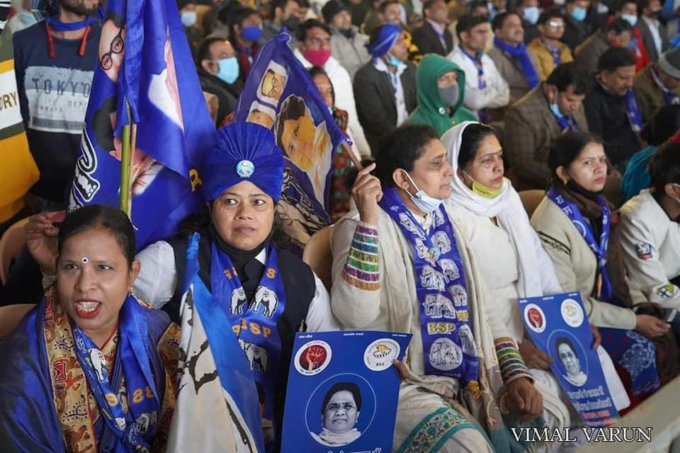 महिलाओं को बराबर की भागीदारी केवल बी.एस.पी ही दे सकती है सपा सरकार में एक दलित महिला को बीच चौराहे पर निर्वस्त्र किया गया था और भाजपा सरकार में हर 2 घंटे में एक बहन बेटी के साथ हत्या बलात्कार होता रहता है इसलिए महिलाओं के सम्मान में,बी.एस.पी मैदान में फैसला आपको लेना है