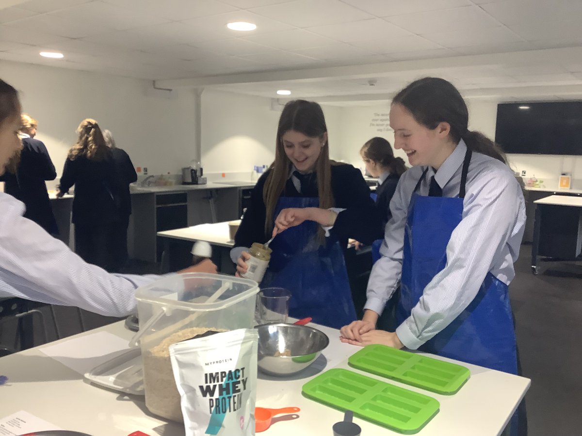AESG_PE's tweet image. Mrs Leigh and Miss McConville delivered a lesson on 'fuelling athletes' for optimum performance. We made isotonic sport's drinks, protein bars and a pasta dish for carbohydrate loading!
#BeMoreSporty