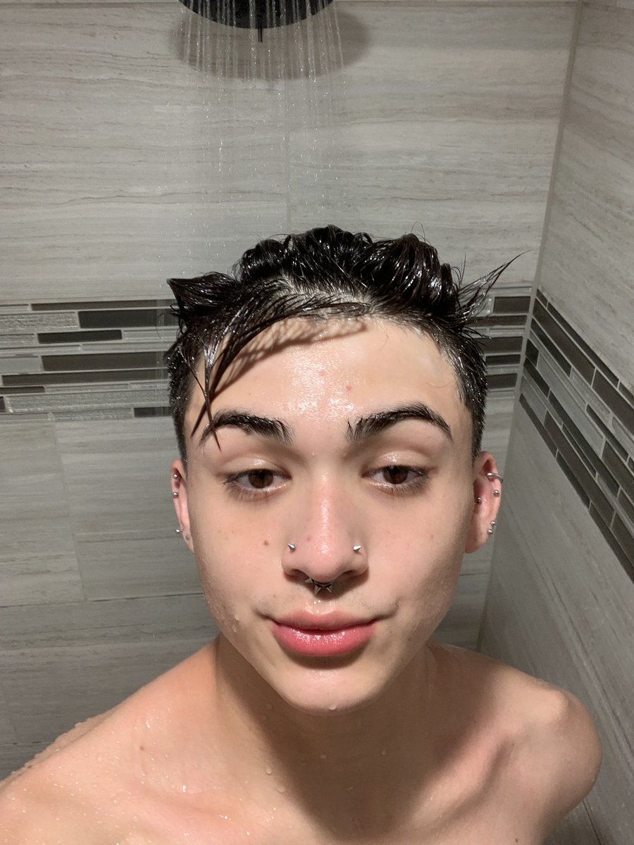 Jesse_tyler_m_'s tweet photo. pretty in the shower :) https://t.co/CNy27ADVvd