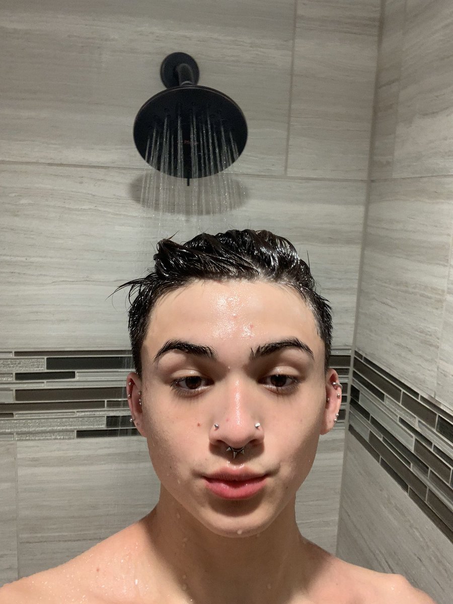Jesse_tyler_m_'s tweet photo. pretty in the shower :) https://t.co/CNy27ADVvd