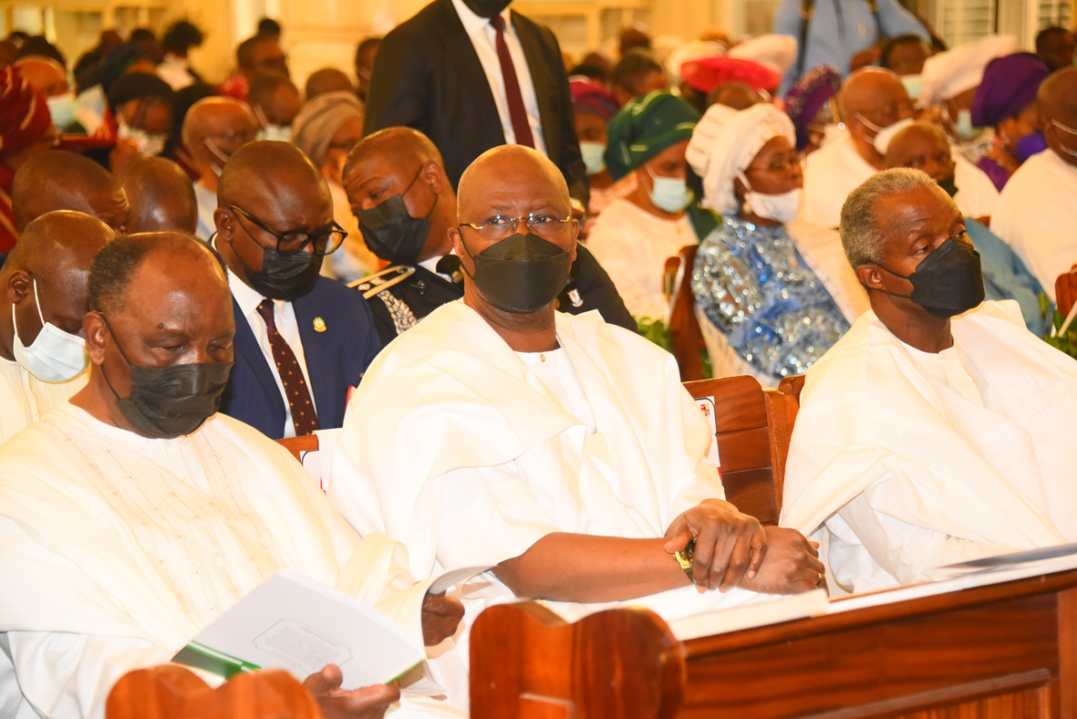 BusinessDayNg's tweet photo. Ernest Shonekan's burial in pictures
by Amoo Olawale
1, Yemi Osinbajo, vice president of the federal republic of Nigeria, giving his speech at the funeral.
2, Margaret Shonekan (l), wife of the deceased, and her children
#shonekan #burial #funeral #osinbajo #buhari #goodluck https://t.co/VcwUOWdPgn