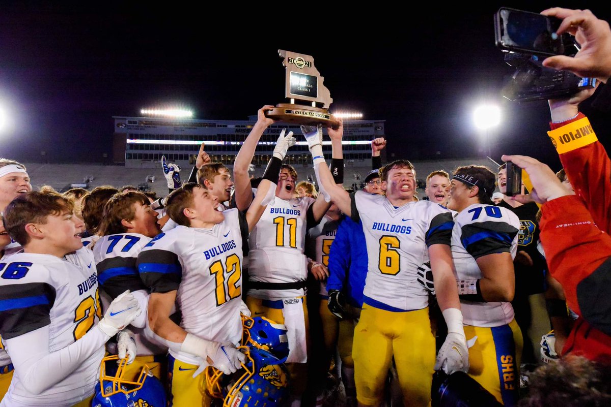 cdye56's tweet image. Two months ago today, I covered @EBHSFootball winning their very first State Championship.

What a moment that was!!

@LeaderMOSports
@EBDawgsFootball 
@KCI_Athletics
@EBuchAthletics

Full album in the link
clintdye.smugmug.com/East-Buchanan-…