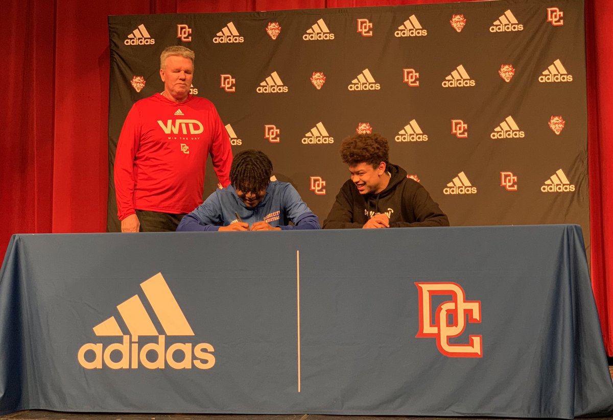 SeanBoston_PxP's tweet photo. 🔴𝘿𝘾𝙃𝙎 𝙎𝙄𝙂𝙉𝙄𝙉𝙂 𝘿𝘼𝙔 🔵

Congrats to D’Andre Vontress on signing with McPherson College to play football. 

#WinTheDay | @RedDemonSports https://t.co/eCGA04mmgS