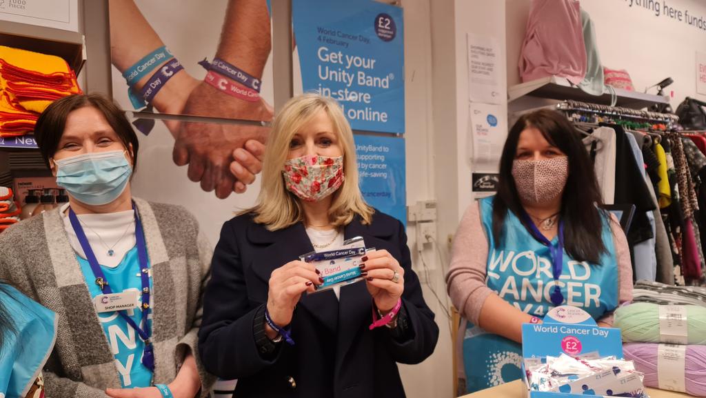 n_embo's tweet image. Thank you @TracyBrabin for celebrating @CR_UK 20th anniversary with us at our #Dewsbury @CRUKShops on #WorldCancerDay #UnityBand @CrukDewsbury @CRUK_Policy