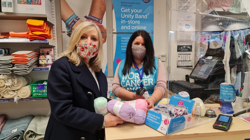 n_embo's tweet image. Thank you @TracyBrabin for celebrating @CR_UK 20th anniversary with us at our #Dewsbury @CRUKShops on #WorldCancerDay #UnityBand @CrukDewsbury @CRUK_Policy
