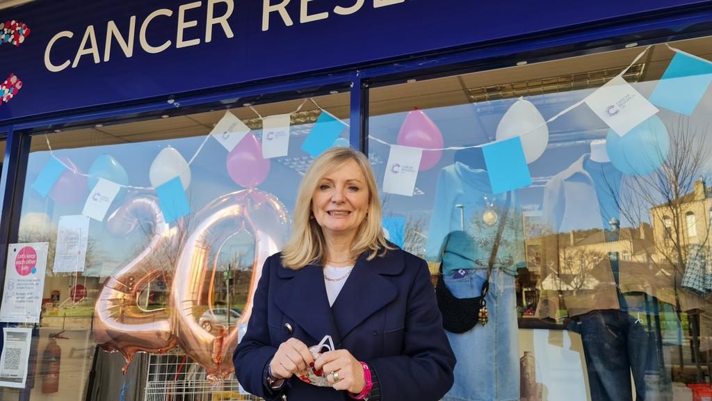 n_embo's tweet image. Thank you @TracyBrabin for celebrating @CR_UK 20th anniversary with us at our #Dewsbury @CRUKShops on #WorldCancerDay #UnityBand @CrukDewsbury @CRUK_Policy