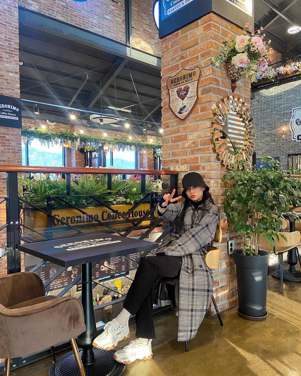 yeeunzip's tweet photo. she said ✌️🐣✌️ https://t.co/majrMPdk5v