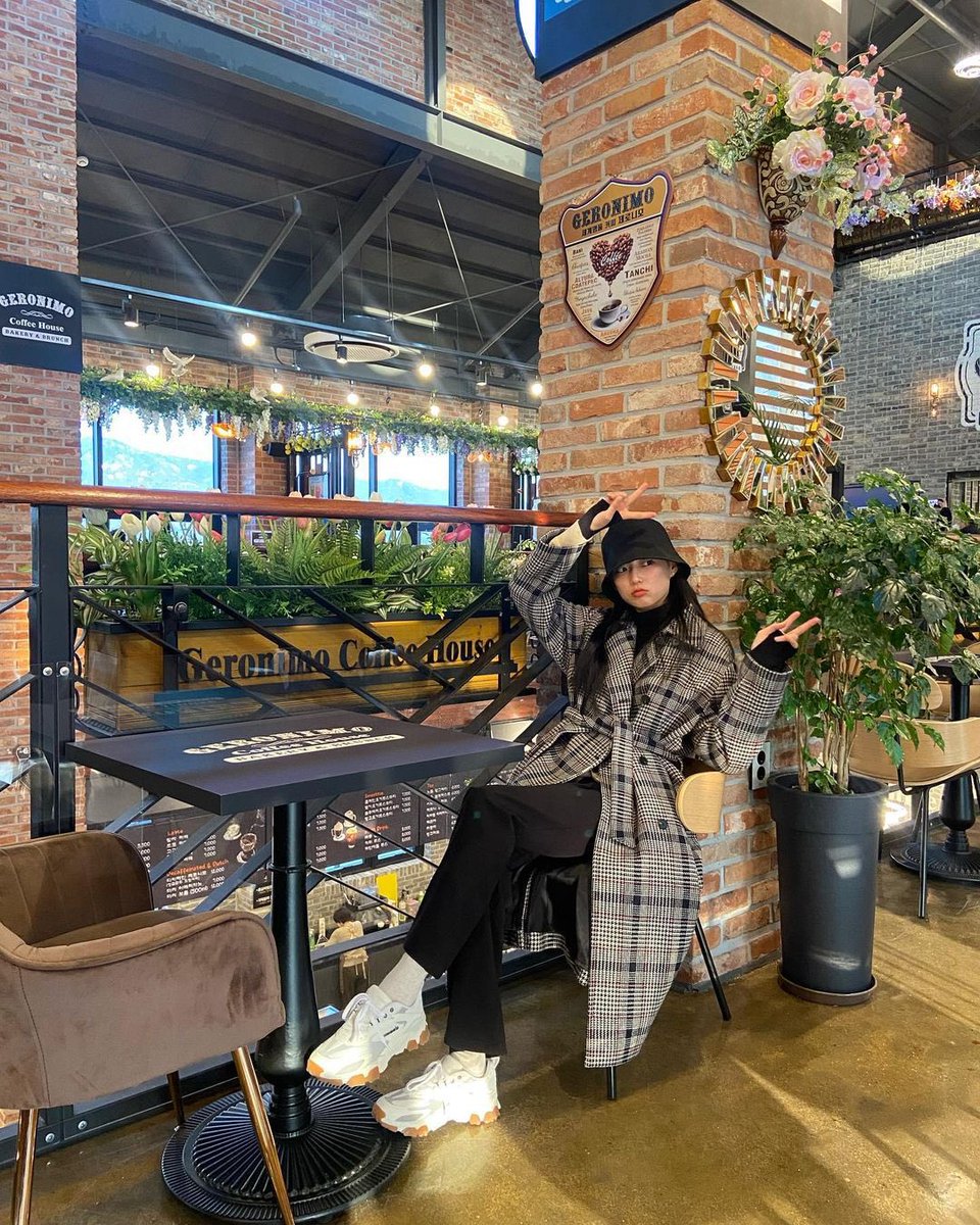 yeeunzip's tweet photo. she said ✌️🐣✌️ https://t.co/majrMPdk5v