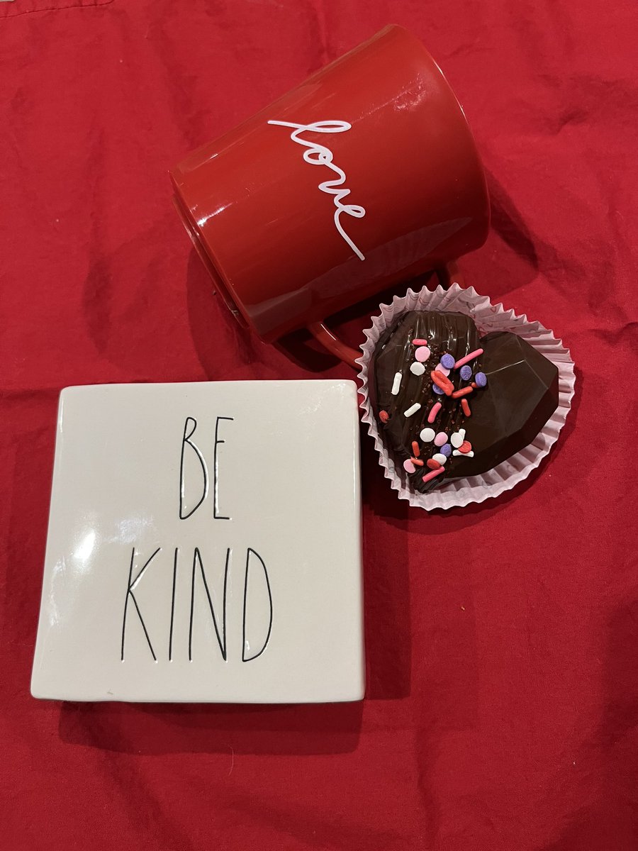 MrsPortillo_TES's tweet photo. Portillo &amp; Co Treats would like to donate 10 boxes of “Hot Cocoa Bombs” or “Orange Scones” to any @TimberlineNews staff ❤️💙🐾 #BeKindtoOneAnother #teachersarethebest https://t.co/gxpU9FrgUM