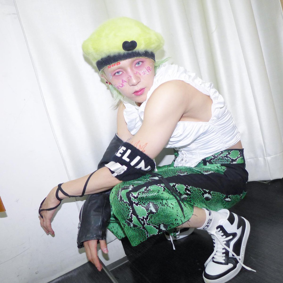 2trxxble's tweet photo. El #𝕂ARA𝟙𝘀𝘁ℂ𝔹 se anda apareciendo 🥳 y yo por supuesto que no iba a perderme la gran oportunidad de decir that I'm singing #ℝ𝙾𝙲𝙺𝚄w𝐊𝔸ℝ𝔸 🎸♡ all day! Tengan por seguro que les haré stream incluso en la luna de miel 🌙♡🍯 w my beautiful wife!

心の王  ♥️  ㅡ #ASHER! https://t.co/gFkoIV76V9