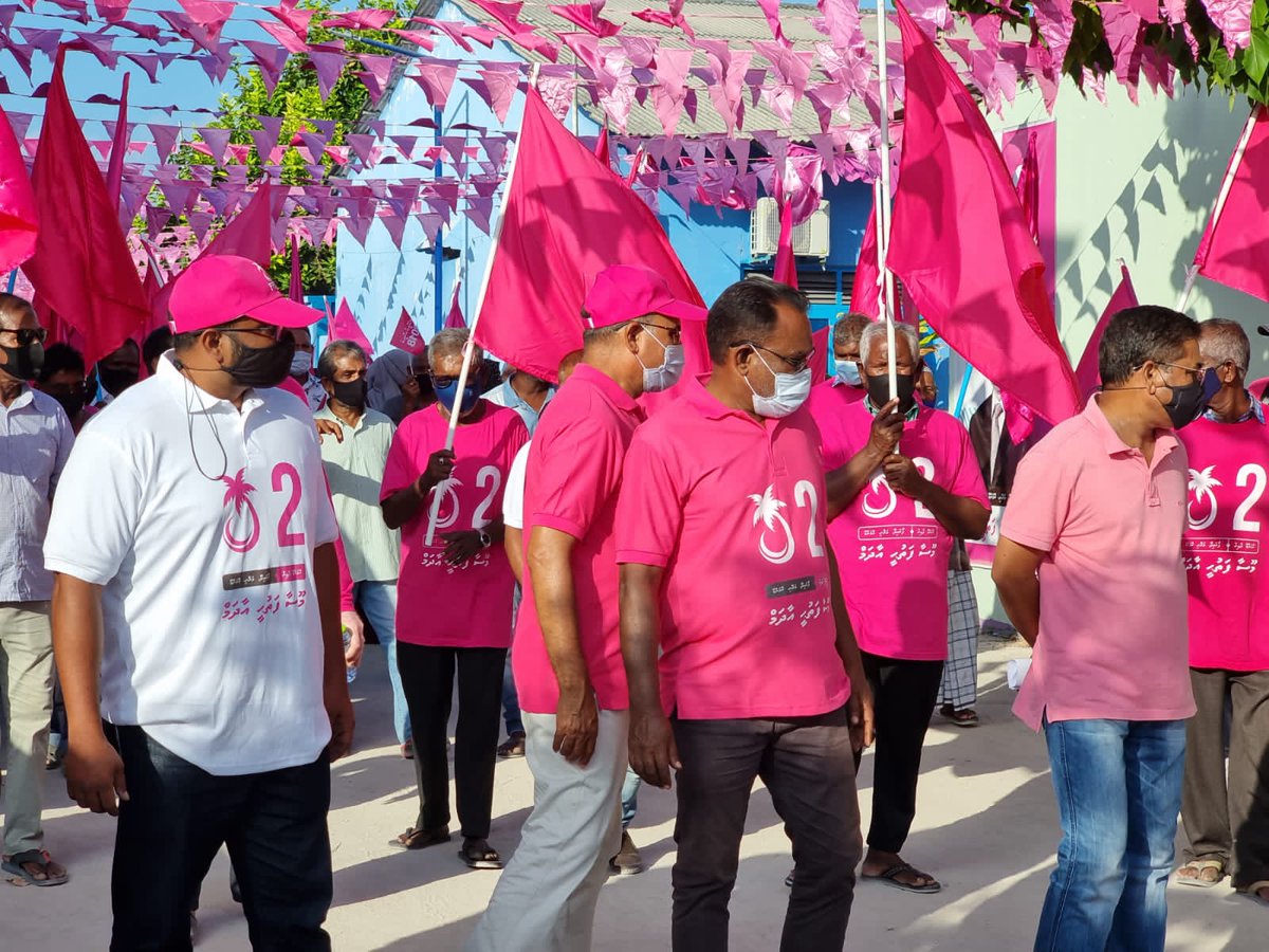 ProgressPartyMV's tweet photo. #HappeningNow
ކޮމަންޑޫ ދާއިރާގެ ބައި-އިލެކްޝަން ޕީޕީއެމް ކެނޑިޑޭޓް މޫސާ ފަތުހީގެ ކެމްޕެއިން ނިންމާލުމަށް ގިނަ އަދަދެއްގެ ރައްޔިތުންނާއިއެކު ކޮމަންޑޫގައި ކުރިޔަށްދާ ހިނގާލުމުގެ ތެރެއިން
#tick2
#VoteFathuhy
#VoteRukah
#MeeMageyRaajje
#IndiaOut https://t.co/pPUwShywNM