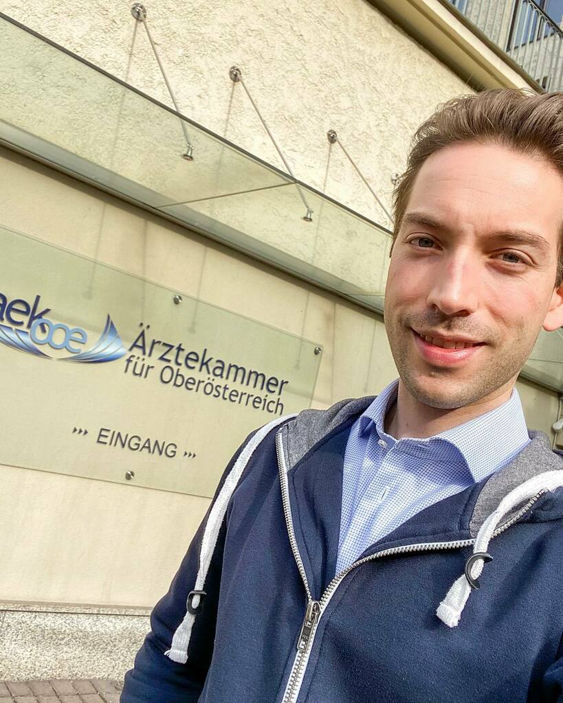hnowimmer's tweet photo. #Fortbildung
.
Noch mit deutlichen Spuren der FFP2-Maske 😷 an der Nase darf ich eine kurze Pause bei der heutigen Fortbildung in der Ärztekammer für Oberösterreich genießen. Es gibt immer etwas Neues zu lernen! 📚
.
.
#hno #ent #wien #oberlaa #hals #n… https://t.co/Mhm2SMcGx8 https://t.co/8n72gicZig