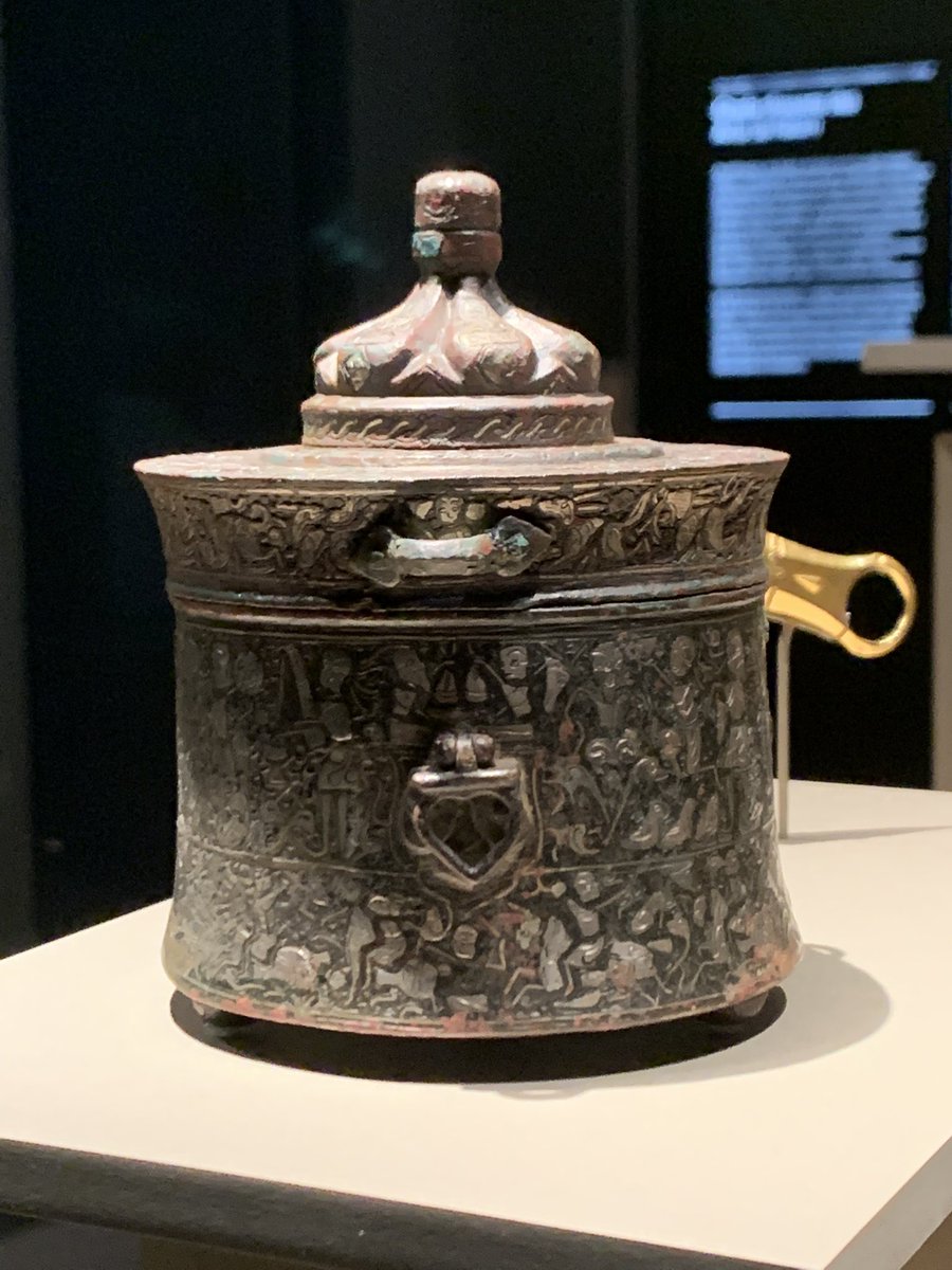 APAMIIslam's tweet photo. Enfin, cet #encrier en forme de #mausolée daté de 1175-1225 et attribué à l’Iran illustre le génie des ateliers orientaux.
L’objet est décoré avec des incrustations d’argent dont les décors sont figurés et #calligraphié.

Vous rappelez vous du nom de cette #graphie ? https://t.co/kmWAHOUom4