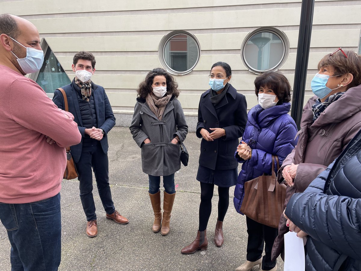 Prefet77's tweet photo. #COVID19
La Préfète déléguée pour l'#ÉgalitéDesChances aux côtés du #CCAS de #Melun et du #CentreSocial Montaigu, pour la #Vaccination des habitants de l’ @AggloMVS grâce au bus #fraternel en #QuartierPrioritaire de la #PolitiqueDeLaVille.
Partenaires mobilisés pour la #santé ! https://t.co/D1uS2zrkVz