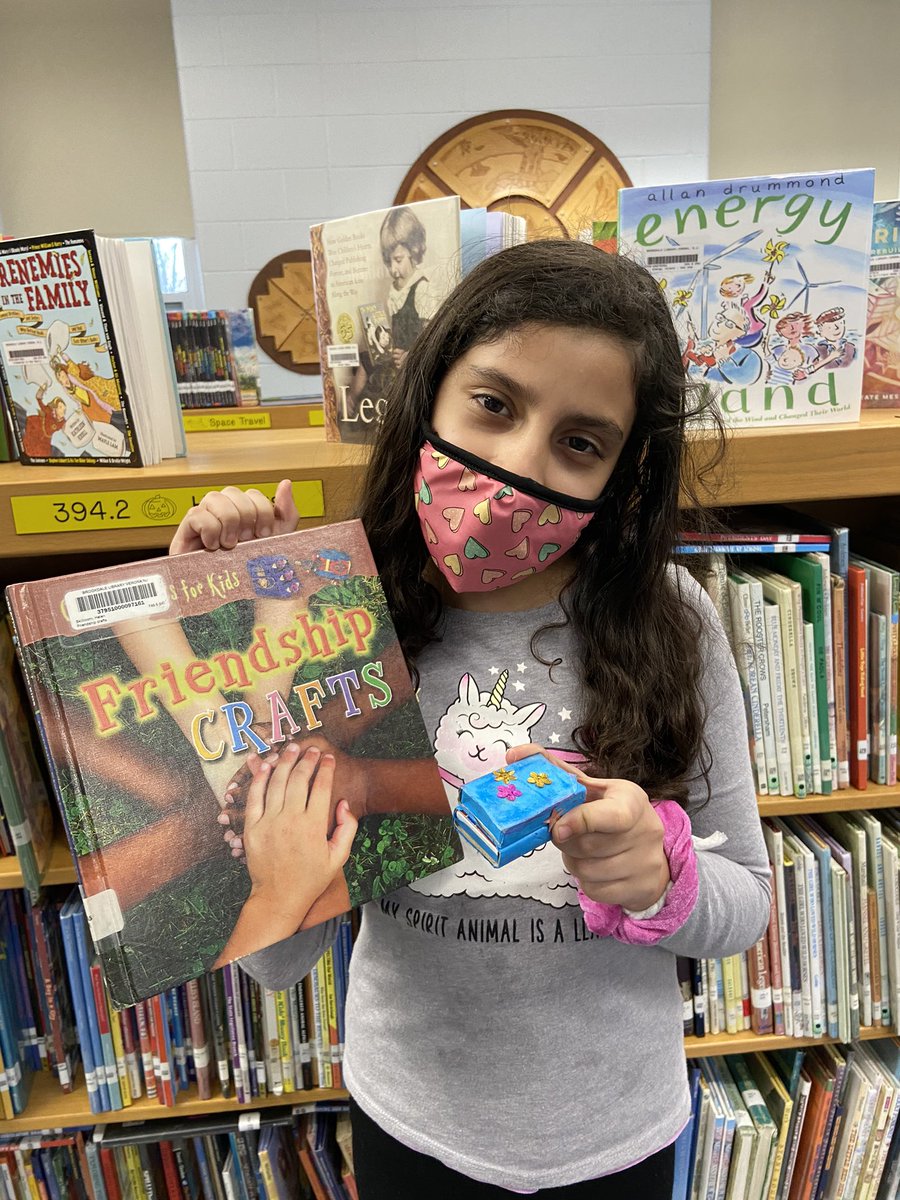 CorisaWalker's tweet photo. I love when students bring in and show me what they made using their library book! https://t.co/NzRvtoNI5N