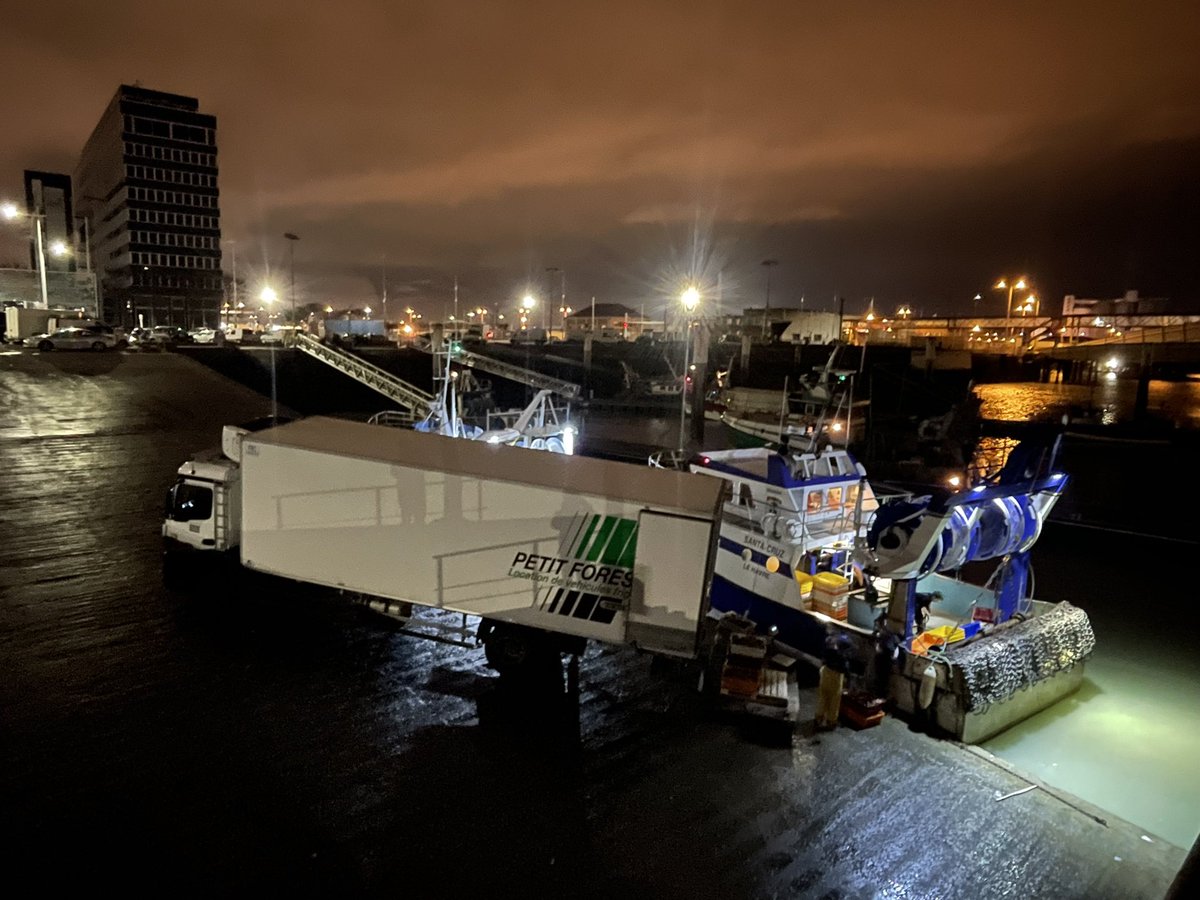 Botenwagen's tweet photo. Net geen drie dagen staan klooien. Maar: En route! 🇫🇷 > 🇧🇪 > 🇩🇪 > 🇩🇰 - ⛴ - 🇳🇴 #LeHavre #container #dieplader #volvofm #beroepstoerist #volvotrucks https://t.co/BjnSd0Hafi