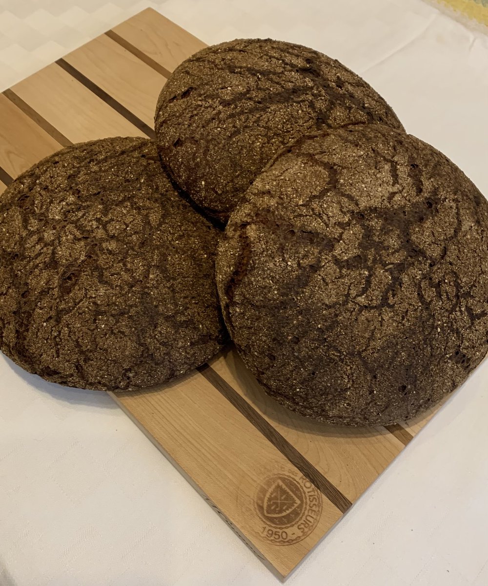 Chef_Esa's tweet photo. Itse kun tekee, saa juuri sitä mitä haluaa #sourdoughbread #ruislimppu https://t.co/qEzKQZGk38
