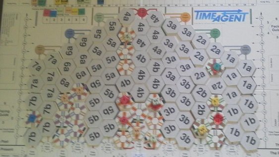 sikkoukakari's tweet photo. Time Agent (1992)
Designer: Thomas Lehmann
プレイヤーは銀河種族の1つを率い現代の状況を変えるため過去へエージェントを送り込む。タイルは過去のイベントと時間の流れを表しており自種族のエージェントを使って敵を攻撃しイベントを反転させ時間の流れを有利な方向へ変更させる。
#TimJimGames https://t.co/AF0URbWJWo