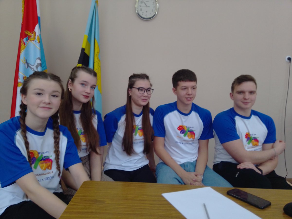 school2_bzn's tweet photo. Команда лидеров ученического совета "ЮНВиОН" ГБОУ СОШ 2 пгт Безенчук прошла отборочный этап  интеллектуальных игр для ученических советов Самарской области "УСУпер квиз". Наши ребята в финале игры! Поздравляем!

#усу163 
#цсм
#заученическиесоветы
#ученическоесамоуправление 
#УСУ https://t.co/4FzoOvrsrT