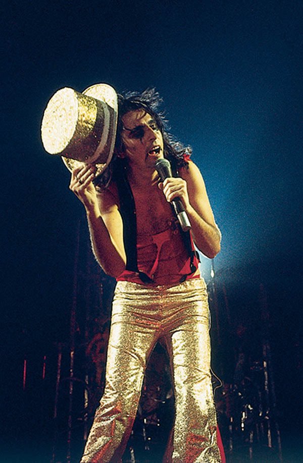 Happy 74th birthday to the great Alice Cooper, who was born on this day in 1948. 