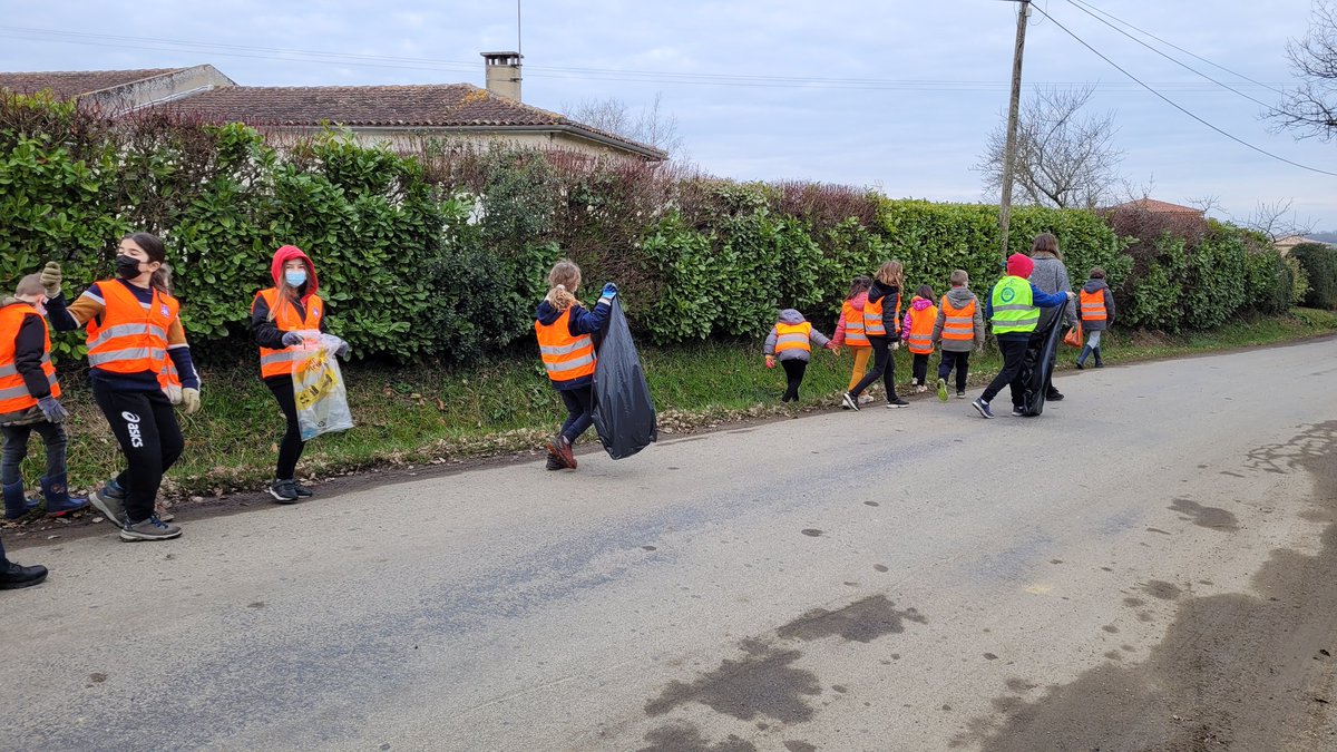 montegutPLM's tweet photo. @USEPgers @LeGers32 @CrusepO @usepnationale @Paris2024 @sandrine_jobard @dsden32 @G24Toulouse @EditionsEps @RA_Occitanie @Emmline14 @TonyEstanguet @EpsToulouse Nous avons continué la #SOP2022 par une marche pour nettoyer la nature aux alentours de l'école, à l'initiative des élèves qui ont été choqués d'avoir trouvé tant de déchets. https://t.co/vWV7Vq1nJj