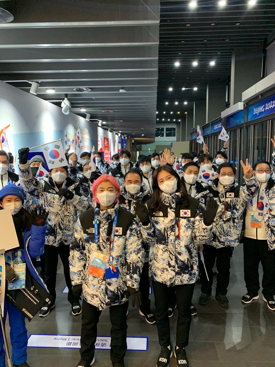 Olympic's tweet photo. 입장 준비 중인 대한민국 선수단! 기수는 #곽윤기 #김아랑 입니다.🇰🇷❄

#베이징올림픽 #올림픽 #개막식 @Beijing2022 https://t.co/jFOLxBEjQu