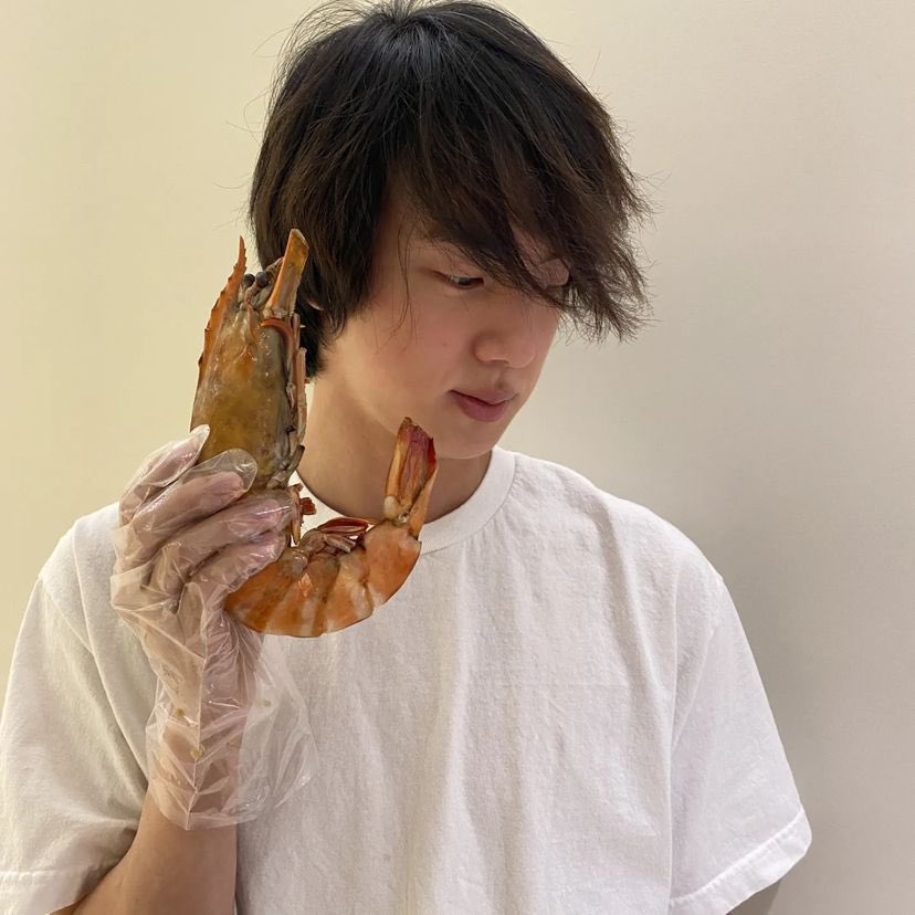 myglosshy's tweet photo. Jin 2019.                             Jin 2022 https://t.co/6qE7fM6toB