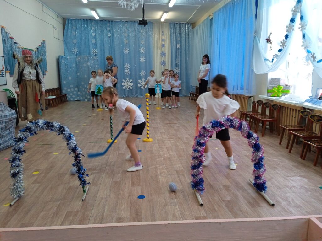 SolnihkO1966's tweet photo. Ста��шие дошкольники соревновались в прыжках со снежком, зажатым между коленями, забивали шайбу в ворота, летали на метлах змейкой между предметами, перетягивали канат. За проявленную ловкость и смелость, быстроту и силу дети получили сладкое вознаграждение. https://t.co/bVlqUf2KjQ