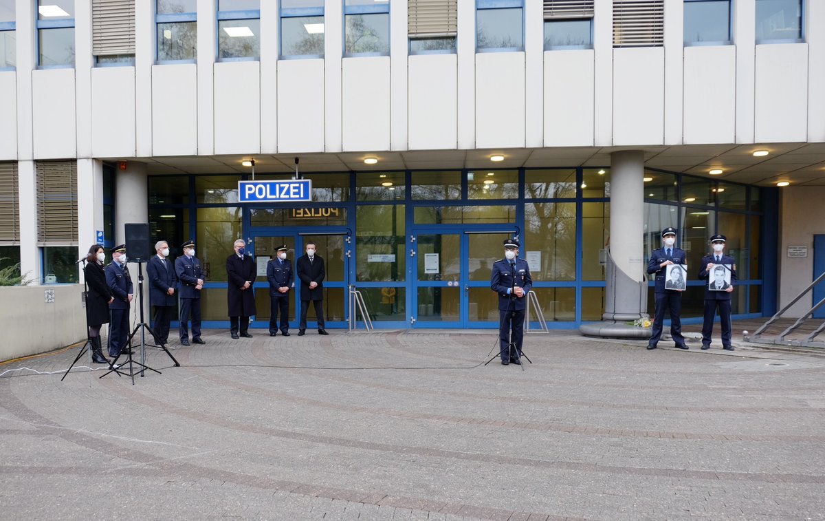 Justizminister Herbert Mertin nahm heute in Mainz an der landesweiten Schweigeminute teil, um der Polizeibeamtin und dem Polizeibeamten, die zu Beginn der Woche im Landkreis Kusel erschossen worden waren, zu gedenken und sich in das Kondolenzbuch einzutragen. #Kusel #PolizeiRLP