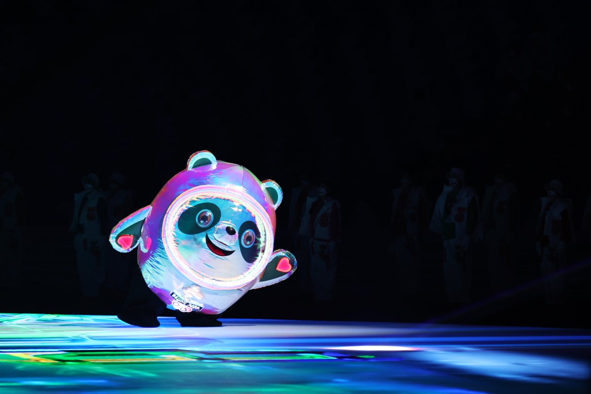 #BingDwenDwen celebrates and cheers at the #OpeningCeremony

#Beijing2022 #Olympics #TogetherForASharedFuture
📸: GettyImages