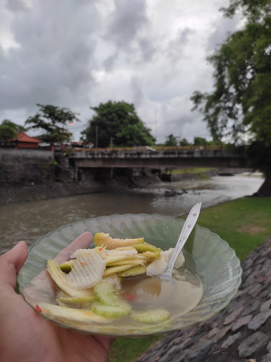 Perspektif ku berubah. Belakangan ini, sukanya sama rujak kuah pindang, ga isi gula, ga isi terasi, buahnya sesuai yang ada di gambar. Org2 bilang aneh, tapi aku suka.
