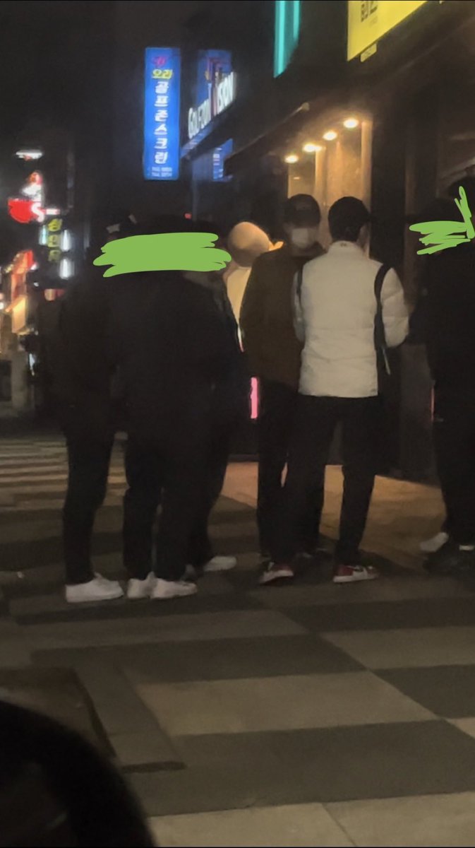 oshcuddles's tweet photo. SEHUN AND BAEKHYUN PHOTO UPDATE

OP who saw Sehun and Baekhyun at Jeju Island posted these photos!! ❤️🥺 https://t.co/hFl2aeUZ9H