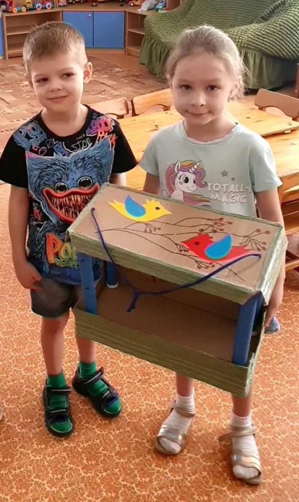 Мастерим кормушку для птичек. Формируем у деток бережное отношение к пернатым.