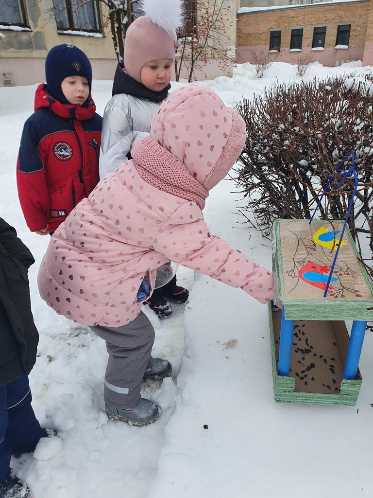 Мы кормушку смастерили, 
Мы столовую открыли.
Воробей, снегирь - сосед
Будет ваи зимой обед!