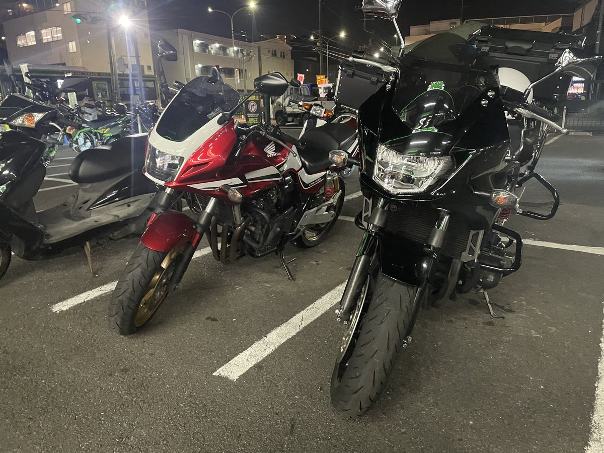 CB400_1300SB's tweet photo. 乗換したので改めて。
#バイク乗りとして軽く自己紹介 
名前：まっちゃん
性別：男
年齢：24
住処：東京
出身：福岡
車種：CB1300SB、CUB110
足付：ベタ付き
好き：高速道路
一言：ツーリングのお誘い大歓迎
#バイク好きと繋がりたい 
#バイク乗りと繋がりたい 
#CB1300SB
#スーパーカブ https://t.co/jKlZpnAmYp