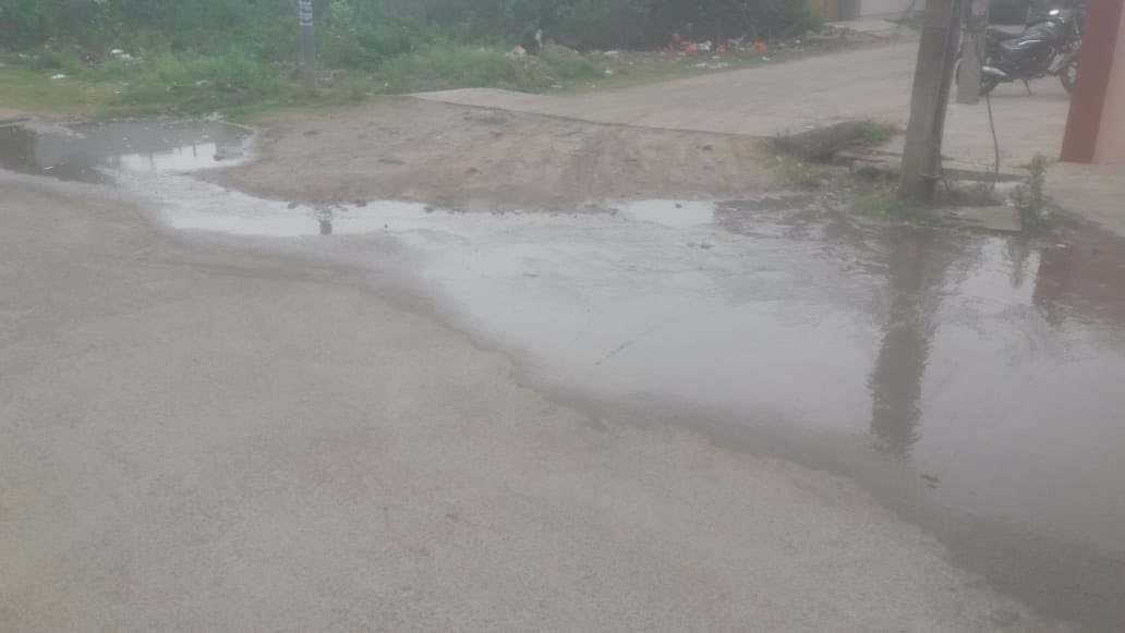 BhandariJanard2's tweet photo. @MC_GWMC Respected madam Tap water leakage postal colony https://t.co/ffNsRLsXw2