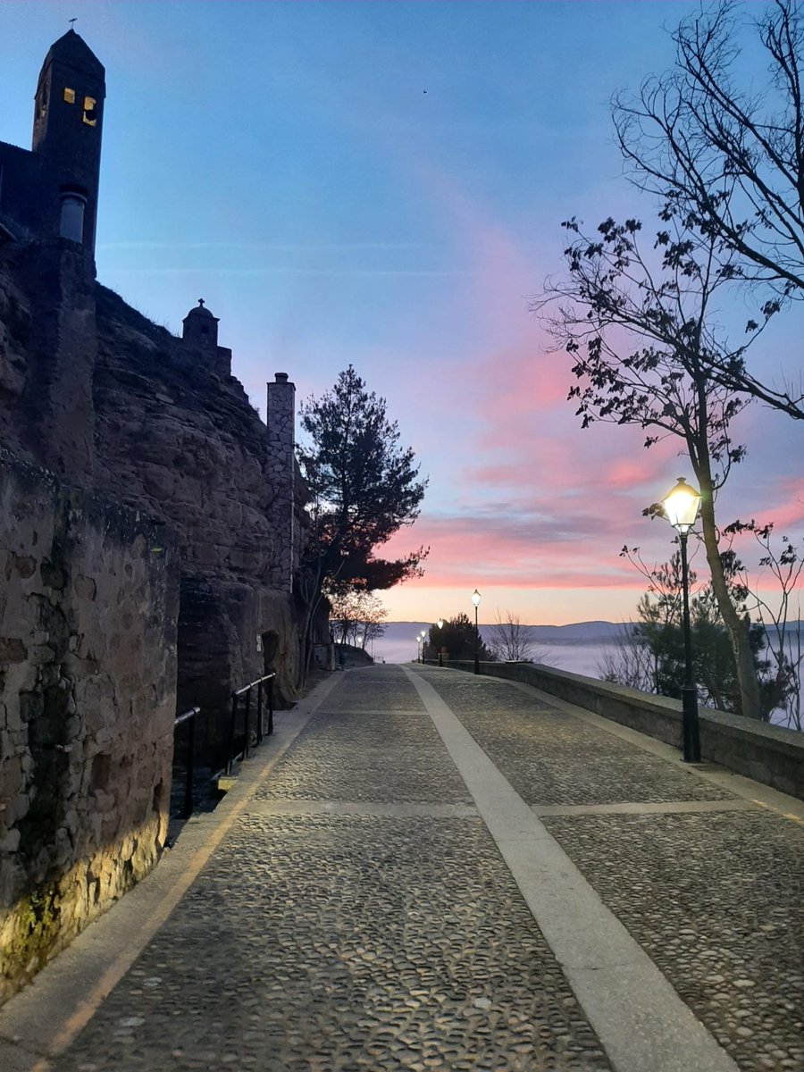 ¿Sabías que cada día ganamos dos segundos de luz solar?. Aprovecha cada instante y disfruta de todos ellos, como de los amaneceres y atardeceres de inverno en #SVSonsierra.  Infórmate de nuestros recursos en  🖥️  svsonsierra.es , #temerecesLaRioja #destinoseguro