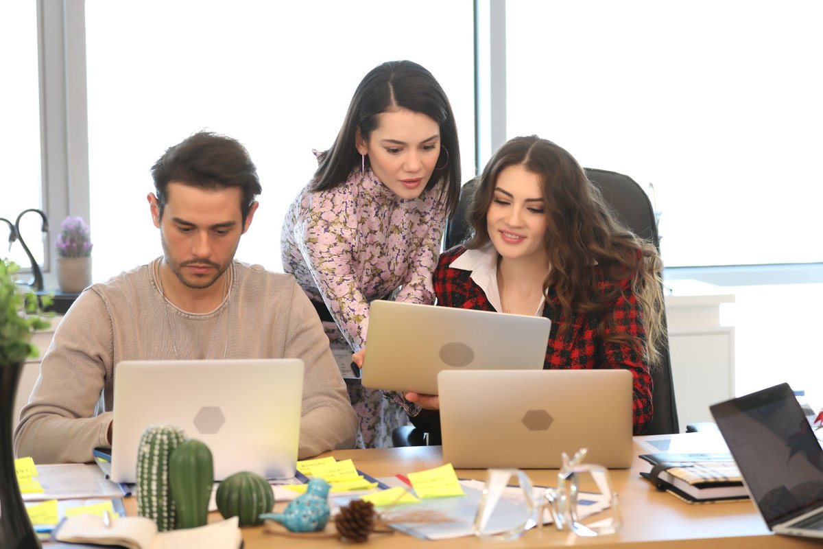 Baktas_asigi's tweet photo. Herkes işinin başında! 🧑🏽‍💻
#AşkMantıkİntikam yeni bölümüyle bu akşam 20.00'de FOX'ta! https://t.co/rcNxGn3mzH