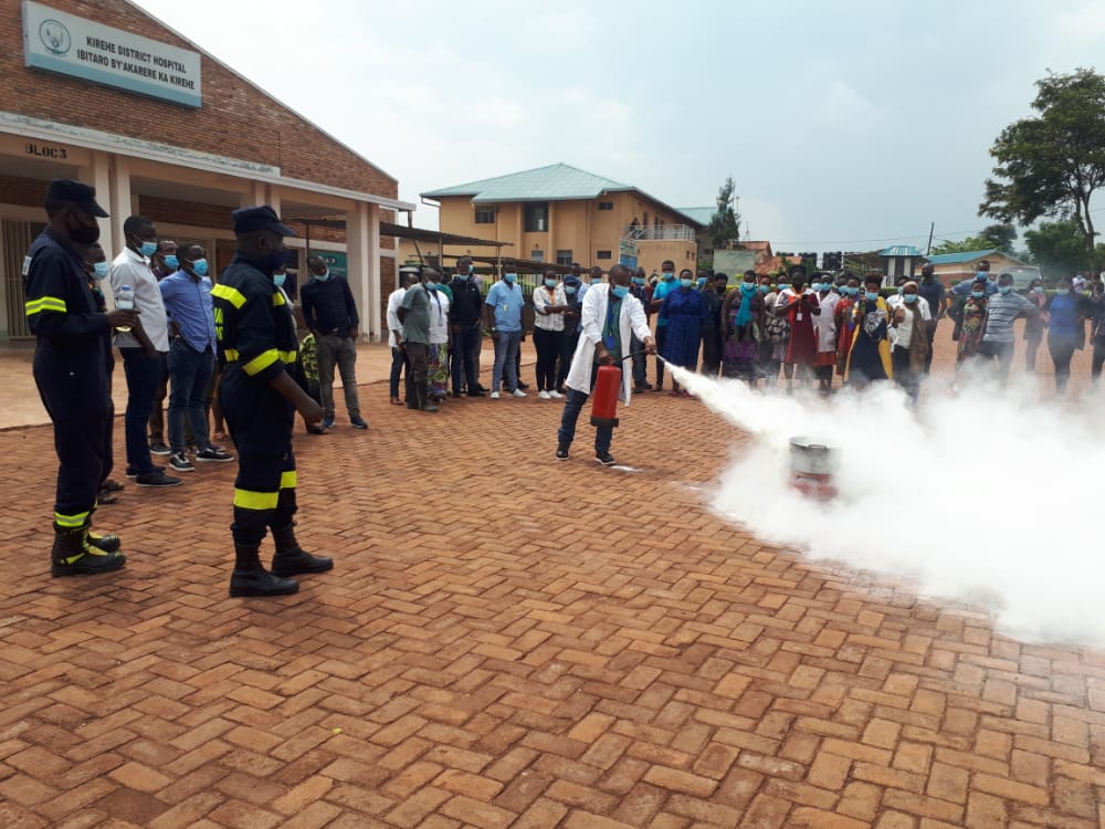 Kirehe_Hospital's tweet photo. Ishami rya Polisi y'u Rwanda  rishinzwe ubutabazi no kurwanya inkongi y'umuriro (RNP Fire Safety &amp; Rescue Brigade) ryahuguye abakozi b'Ibitaro by'Akarere ka Kirehe ku bigendanye no gukumira no kurwanya inkongi y'umuriro https://t.co/mY8Qo7wguO