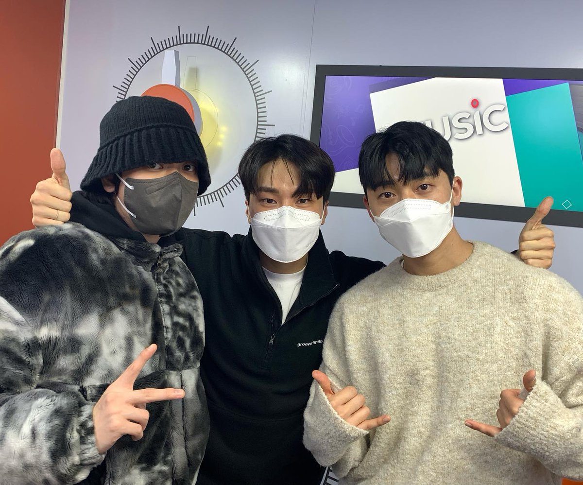 zinci2025's tweet image. #MUSICACCESS
#VIP_ACCESS with #NIEL #CHANGJO
오늘의 VIP #니엘 #창조
여전한 음색, 여전한 외모, 여전한 발재간
추억의 과거여행부터 다가올 팬미팅 스포까지
두 남자에게 더 빠지게 된 시간
그들과의 추억팔이 한 번 더?
지금 바로 다시보기에서 만나요
Replay V LIVE
▶️ vlive.tv/post/0-27645375